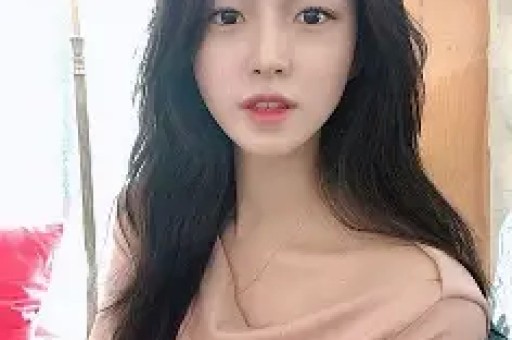 从千万粉顶流到全网封禁网红白冰的崩塌之路：一场被欲望吞噬的逆袭神话
