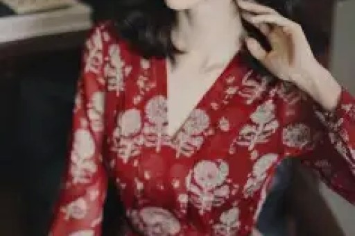 千万网红蓝战非被禁自曝年入过亿发表激进言论更多黑料被扒