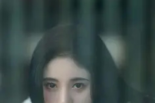 一位美丽时尚的妈妈和她的小女儿在浴室里玩耍